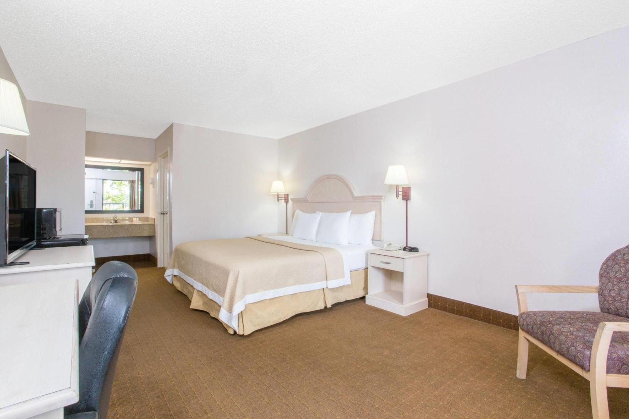 Days & By Wyndham - Near Beaches Hurlburt Motel 3*
