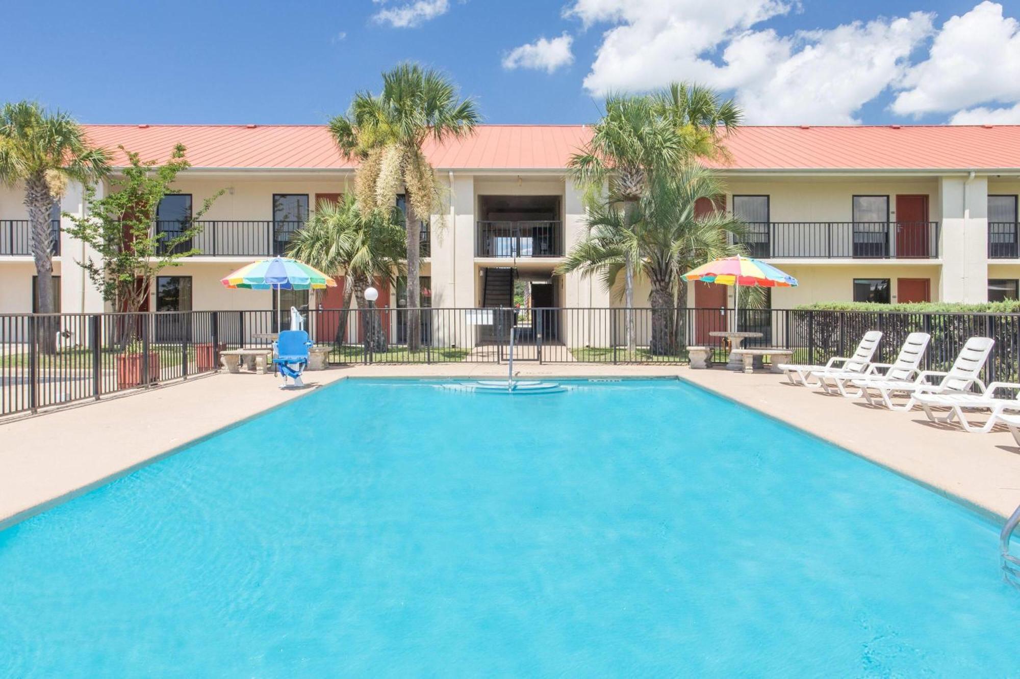 Days & By Wyndham - Near Beaches Hurlburt Motel Navarre