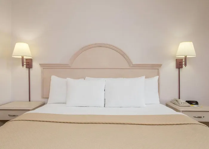 Days Inn & Suites By Wyndham Navarre - Near Beaches Hurlburt