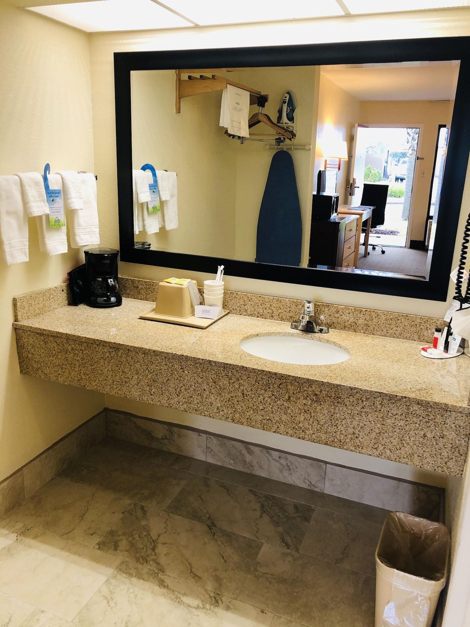 Motel Days & By Wyndham - Near Beaches Hurlburt Navarre