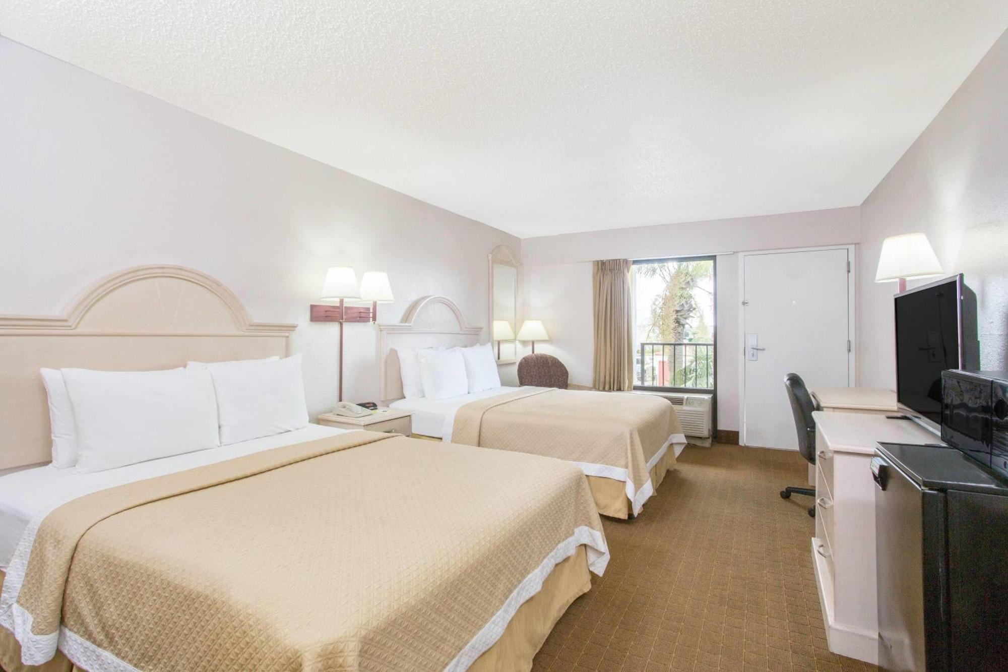 Days & By Wyndham - Near Beaches Hurlburt Motel
