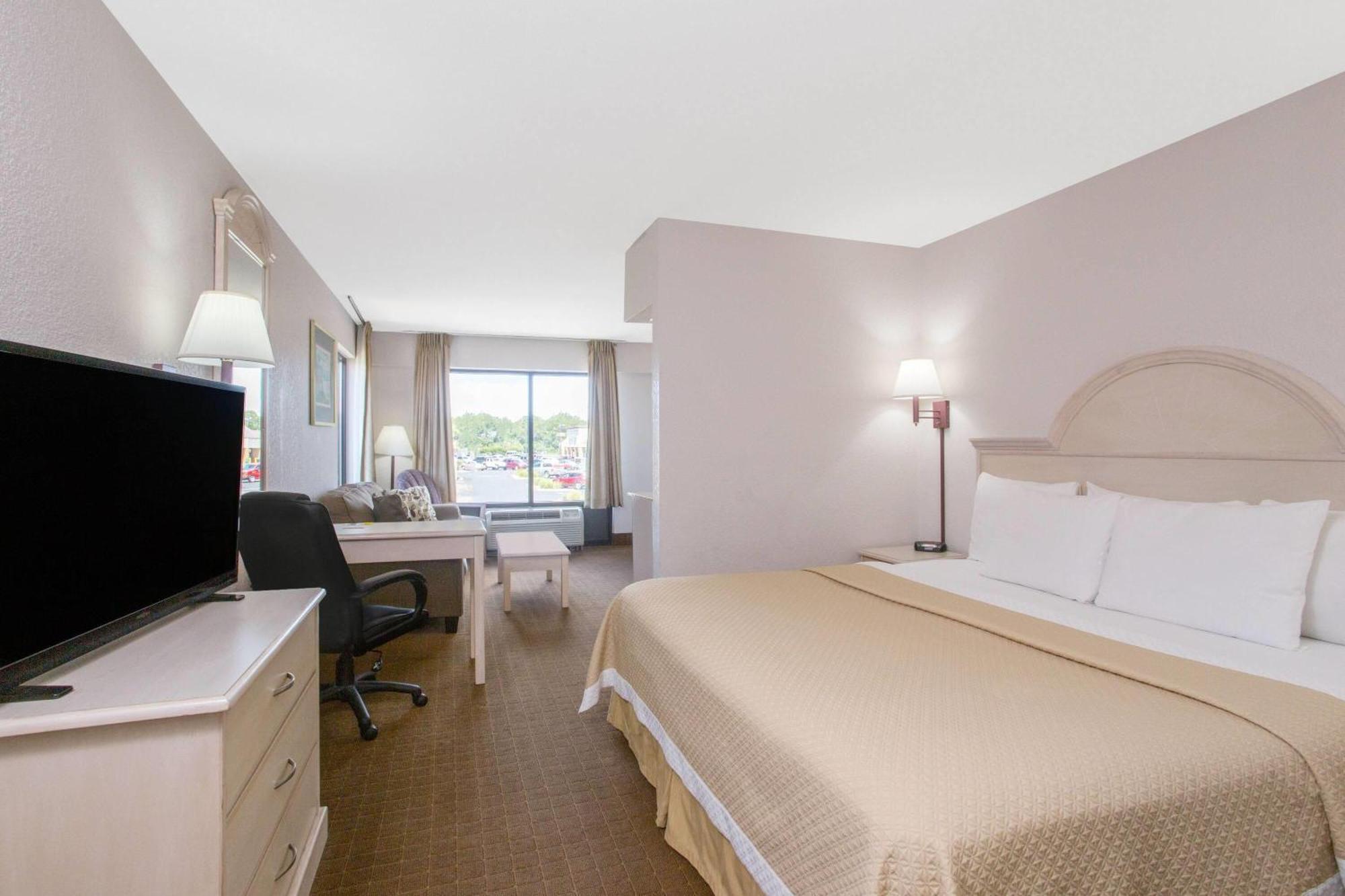 Motel Days & By Wyndham - Near Beaches Hurlburt